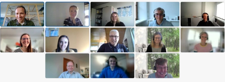Screenshot: Dreizehn fröhliche Gesichter bei einem Webex-Meeting.