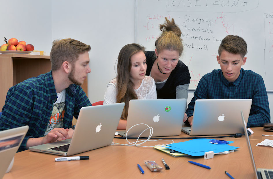 Gruppe von Schüler*innen am Computer