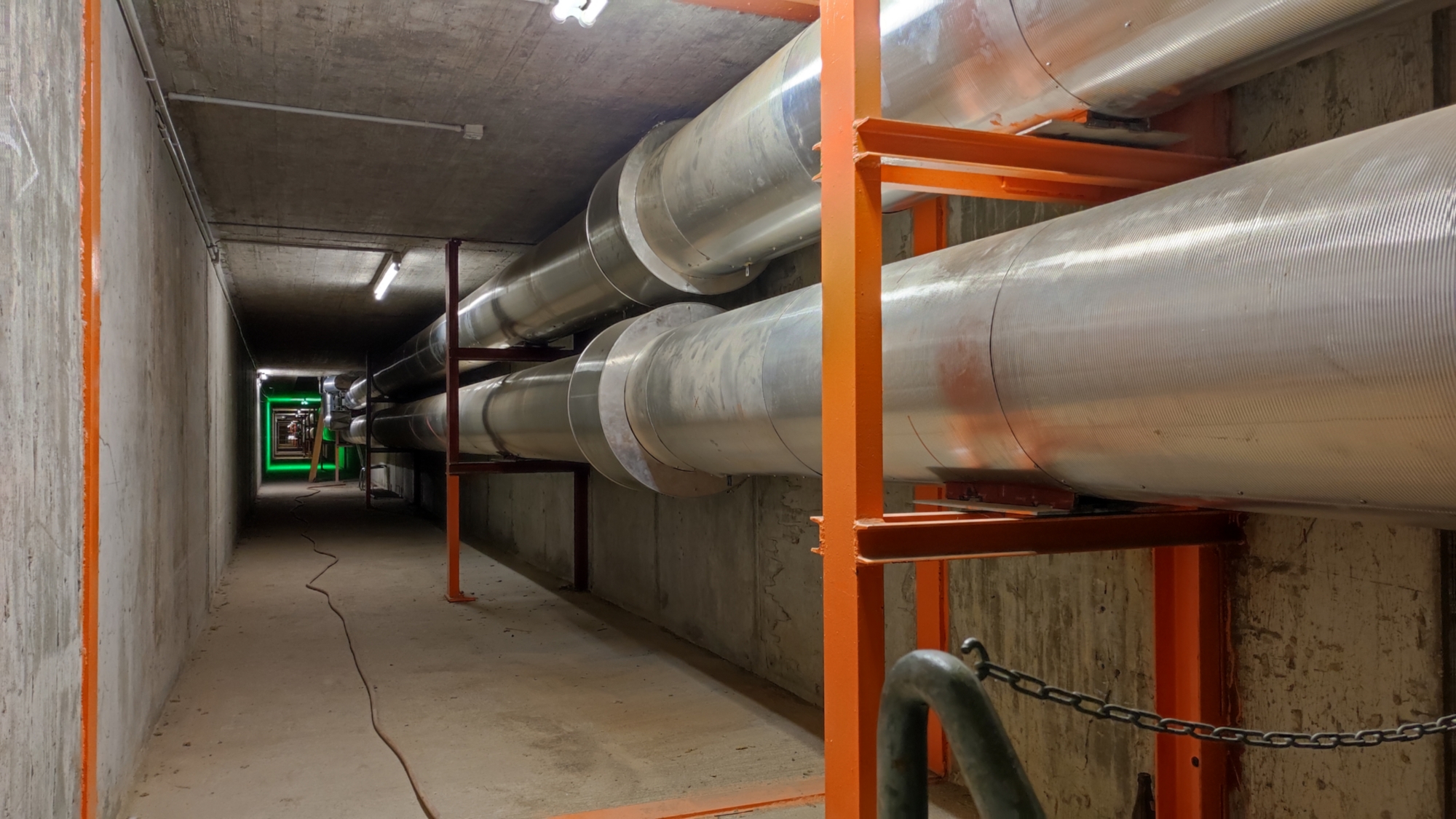 Picture of the heating pipes in the tunnels