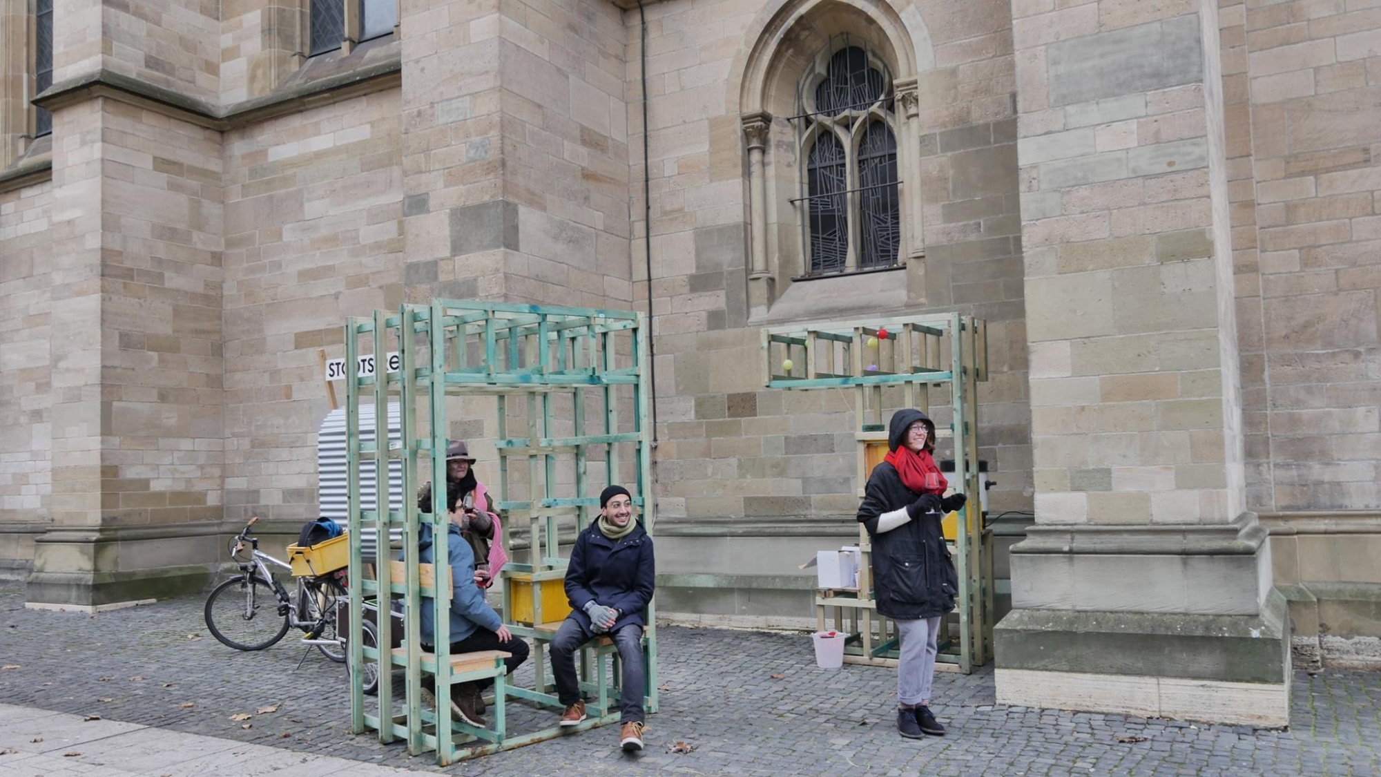 Koexistenz bei der St. Maria Kirche - Mobiles Wohnzimmer