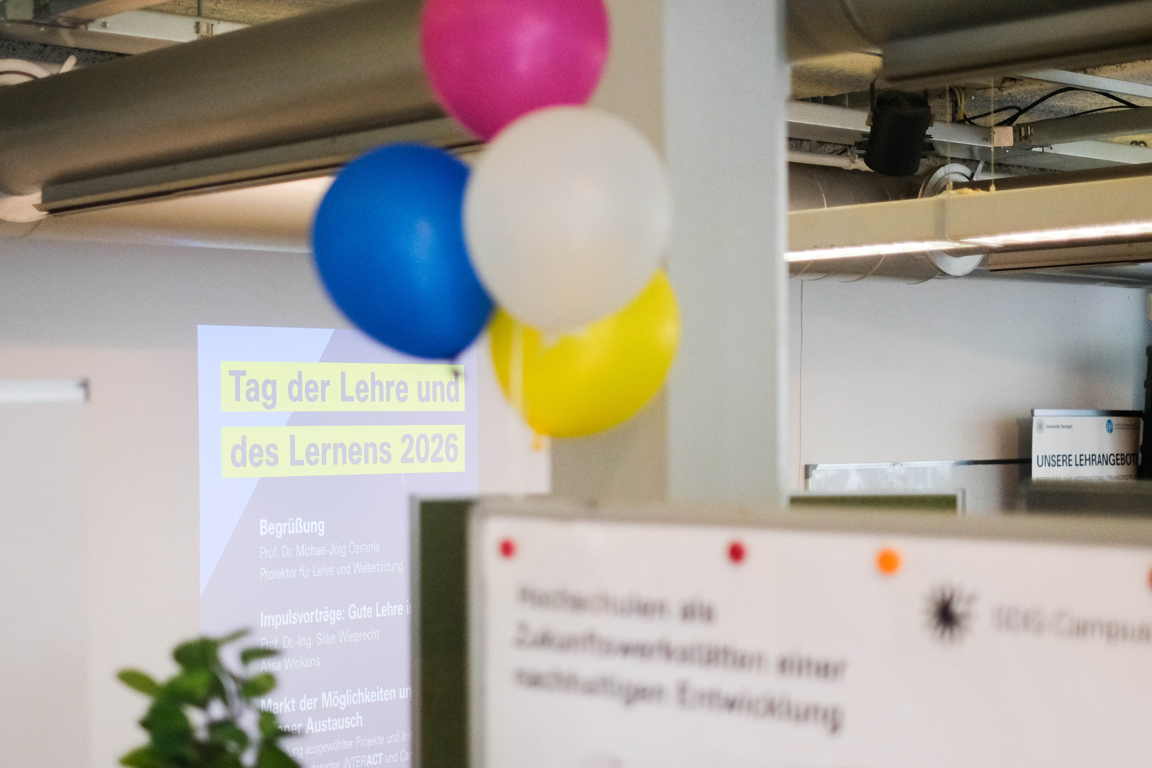 Luftballons und im Hintergrund die Agenda für den Tag der Lehre und des Lernens