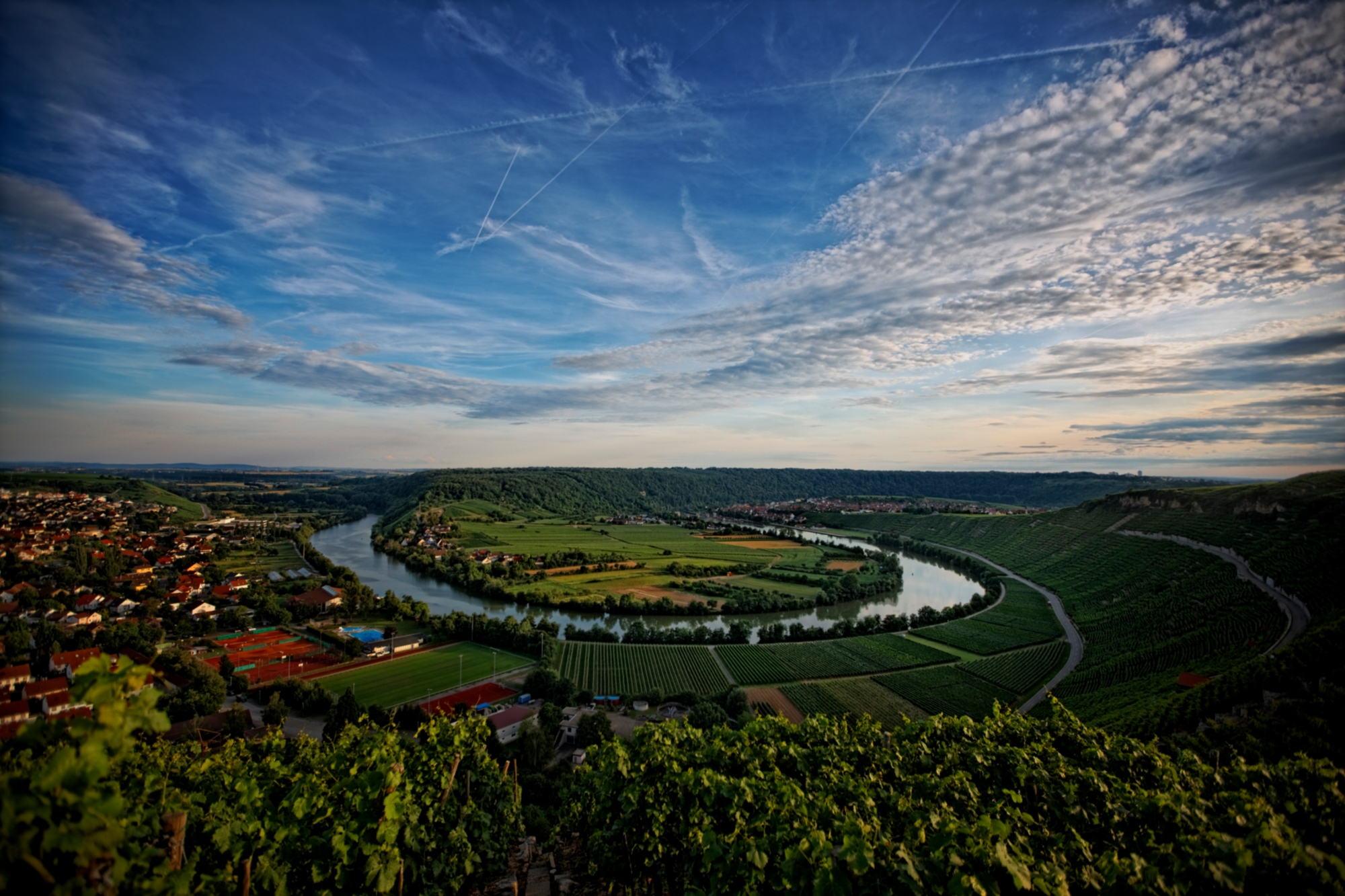 Blick über den Neckar und die Weinberge bei Mundelsheim 