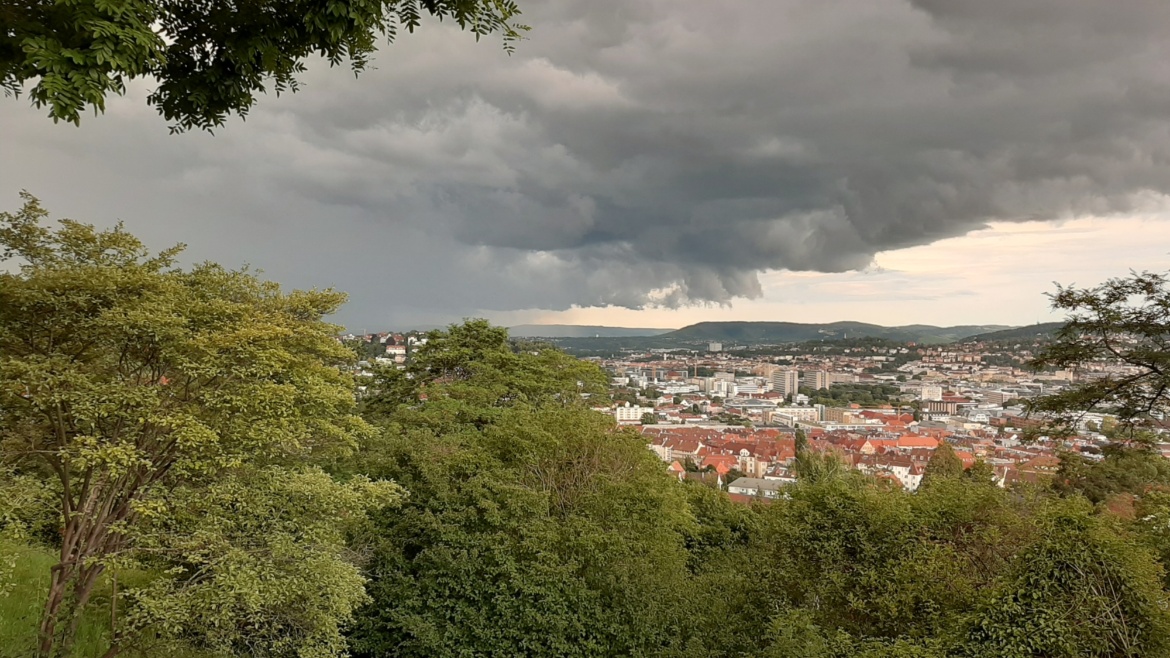 Aufziehende Gewitterwolken über dem Stuttgarter Talkessel