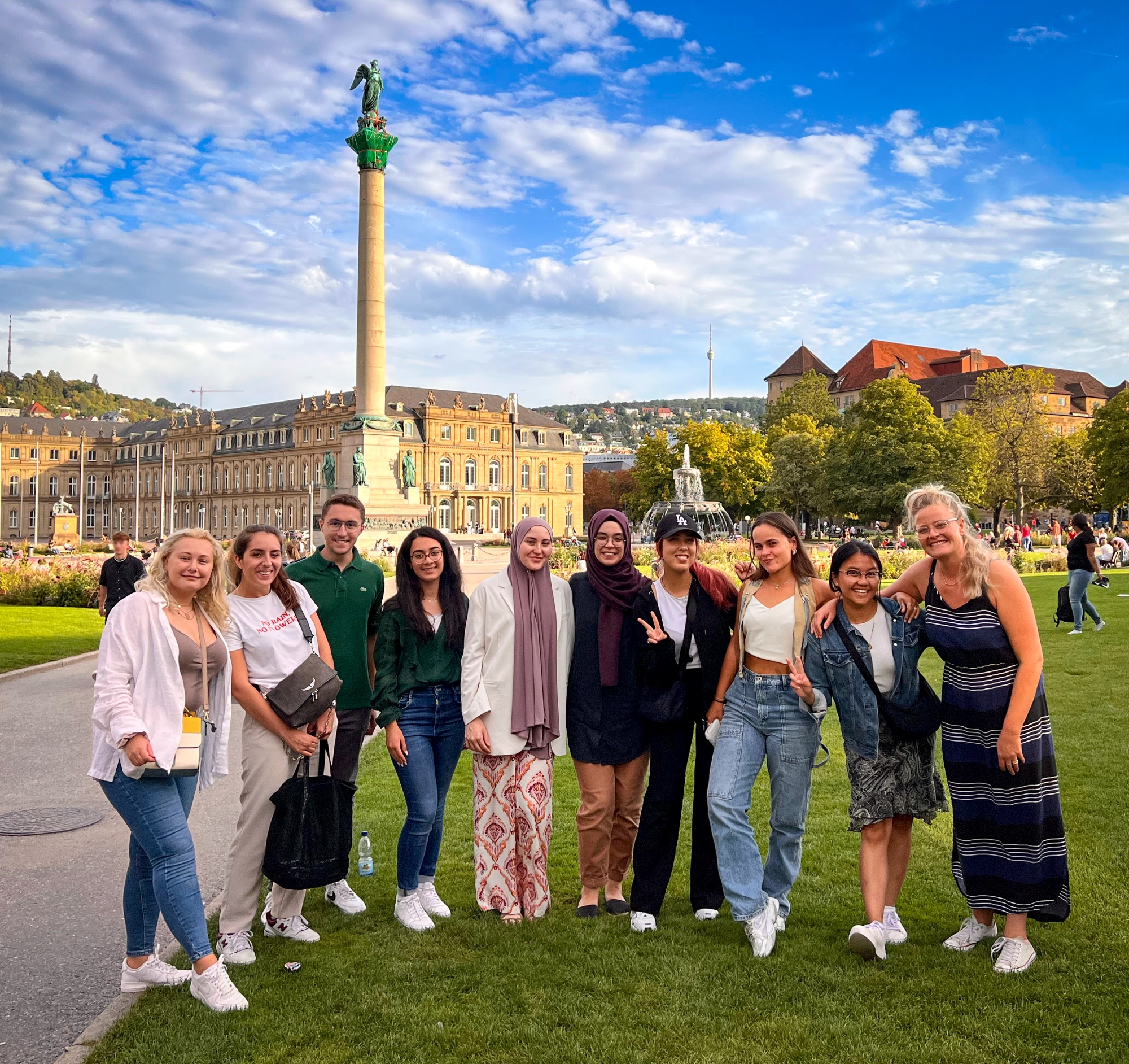 Einige der Teilnehmer POWERst Summer School 2022 am Schlossplatz 