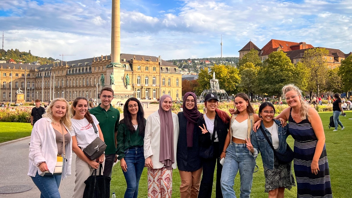 Einige der Teilnehmer POWERst Summer School 2022 am Schlossplatz 