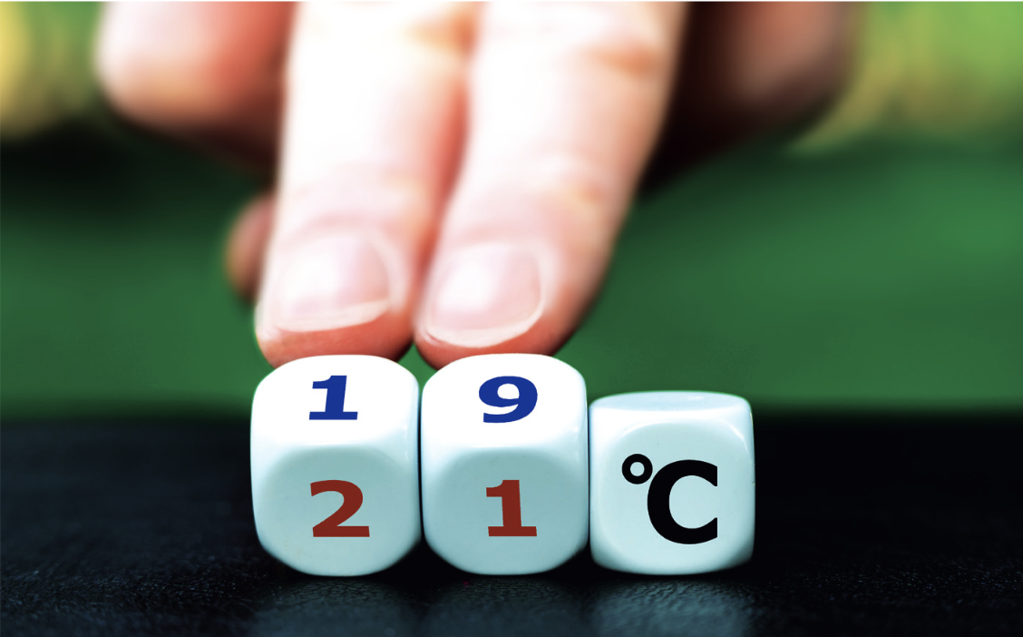 Zwei Finger kippen die Würfel mit den Zahlen 1 und 9 sowie 2 und 1 und verändern das aus Würfeln geformte Zeile "1,9" in "2,1" Grad Celsius. 