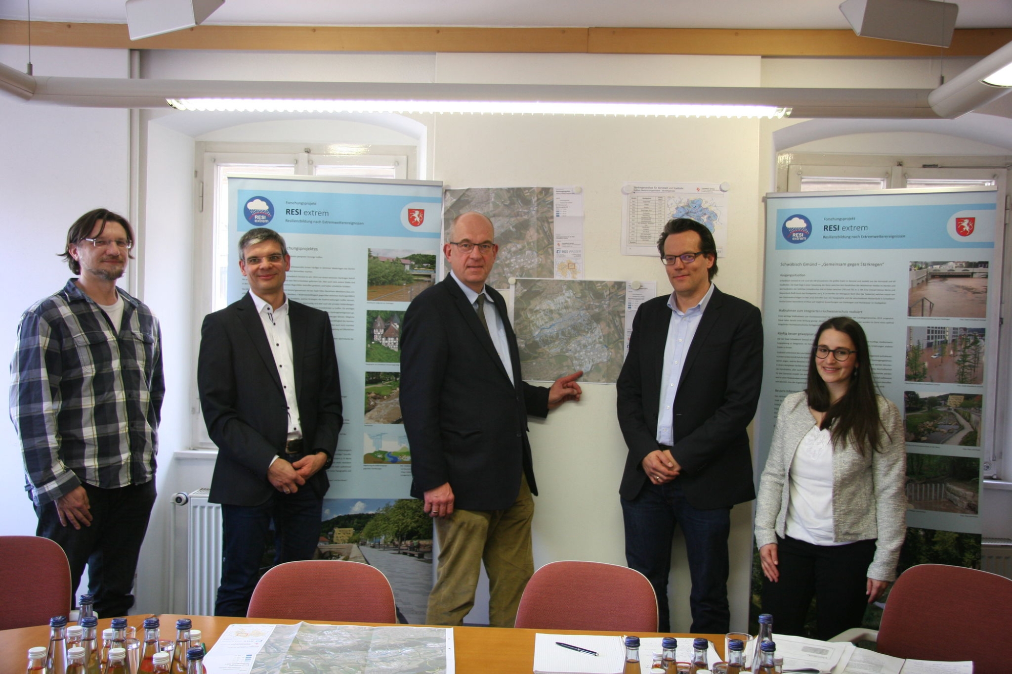 von links: Ingo Schwenk (Abteilungsleitung Planung, Eigenbetrieb Stadtentwässerung), Jupp Jünger (Leiter des Tiefbauamtes der Stadt Schwäbisch Gmünd), Baubürgermeister Julius Mihm, Professor Jörn Birkmann (Gesamtprojektleitung, Institut für Raumordnung und Entwicklungsplanung der Universität Stuttgart) und Britta Weißer (Projektbearbeiterin, Institut für Raumordnung und Entwicklungsplanung der Universität Stuttgart)