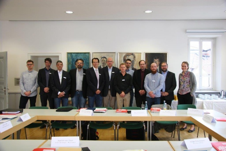 (v. l. n. r.): Joachim von Streit (IREUS), Henning Rohwedder (P+P), Jupp Jünger (Schw. Gmünd), Holger Pietschmann (P+P), Prof. Jörn Birkmann (IREUS), Julius Mihm (Schw. Gmünd), Felix Othmer (IRPUD), Christopher Schmalenb eck (Olfen), Prof. Stefan Greiving (IRPUD), Daniel Feldmeyer (IREUS), Dennis Becker (IRPUD), Katharina Mohr (IREUS)