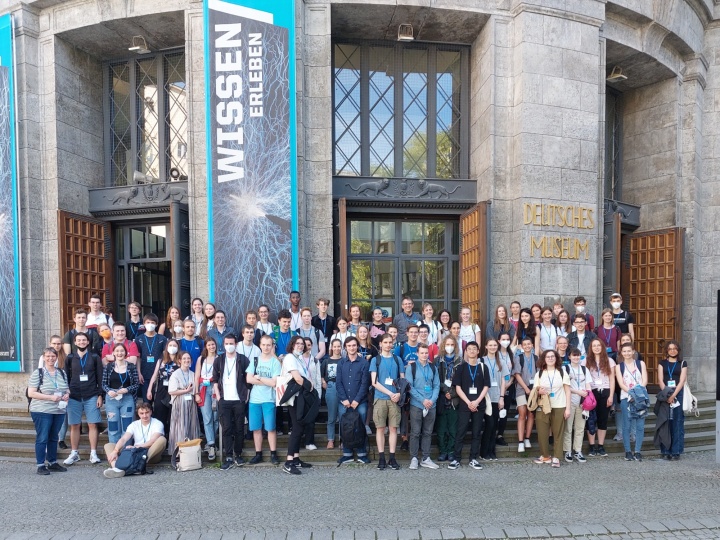 Gruppenfoto Eliteakademie Chemie vor dem Deutschen Museum In München