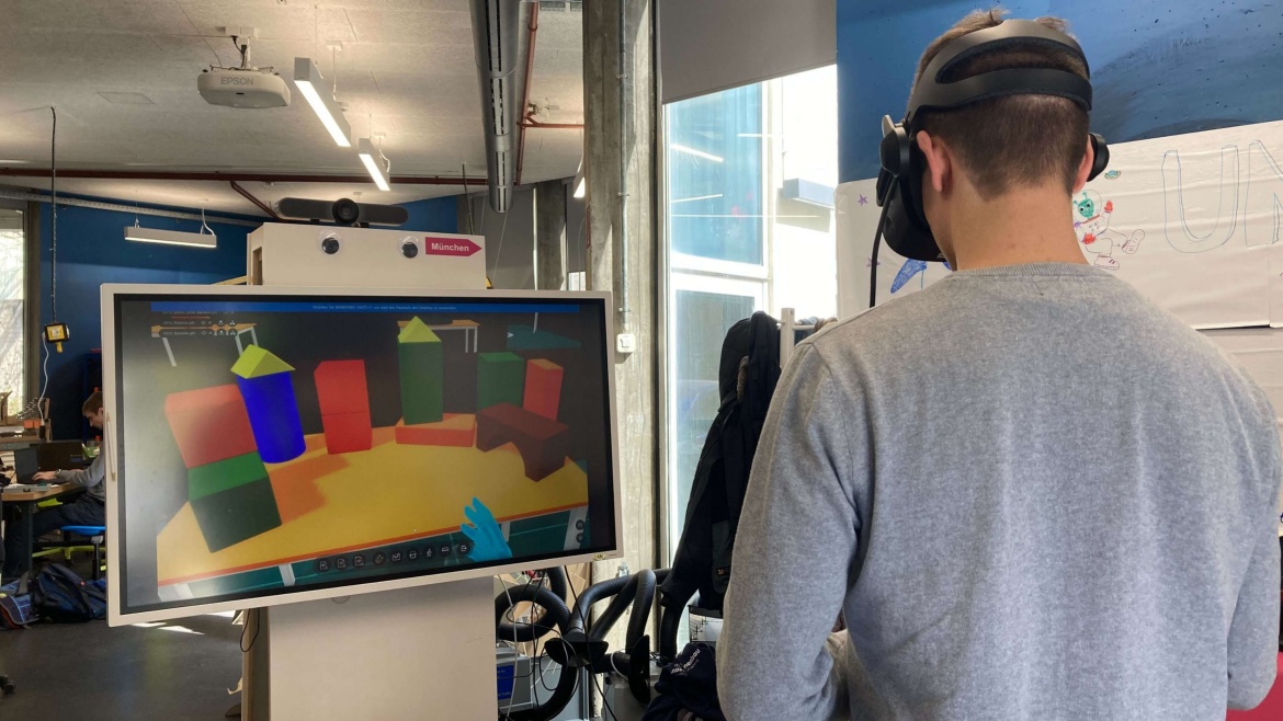 A participant of the VR-Box-Talents project tests VR equipment 