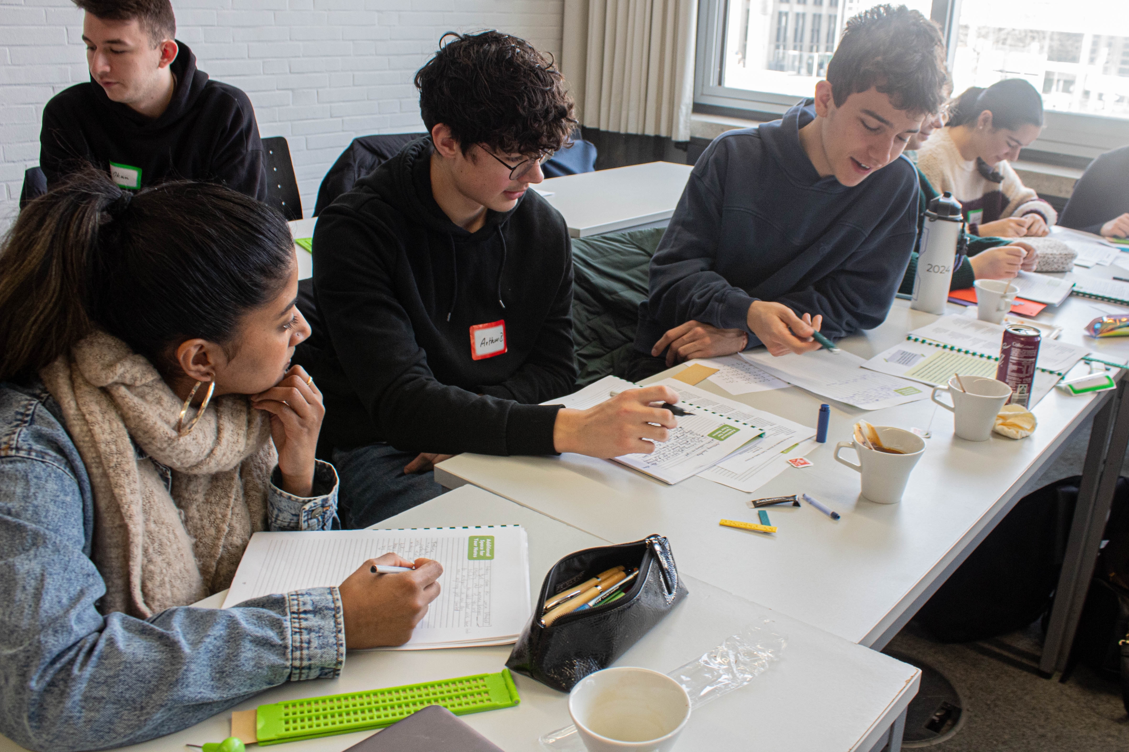 Studenten und Schüler beim Gedichte schreiben während des Workshops