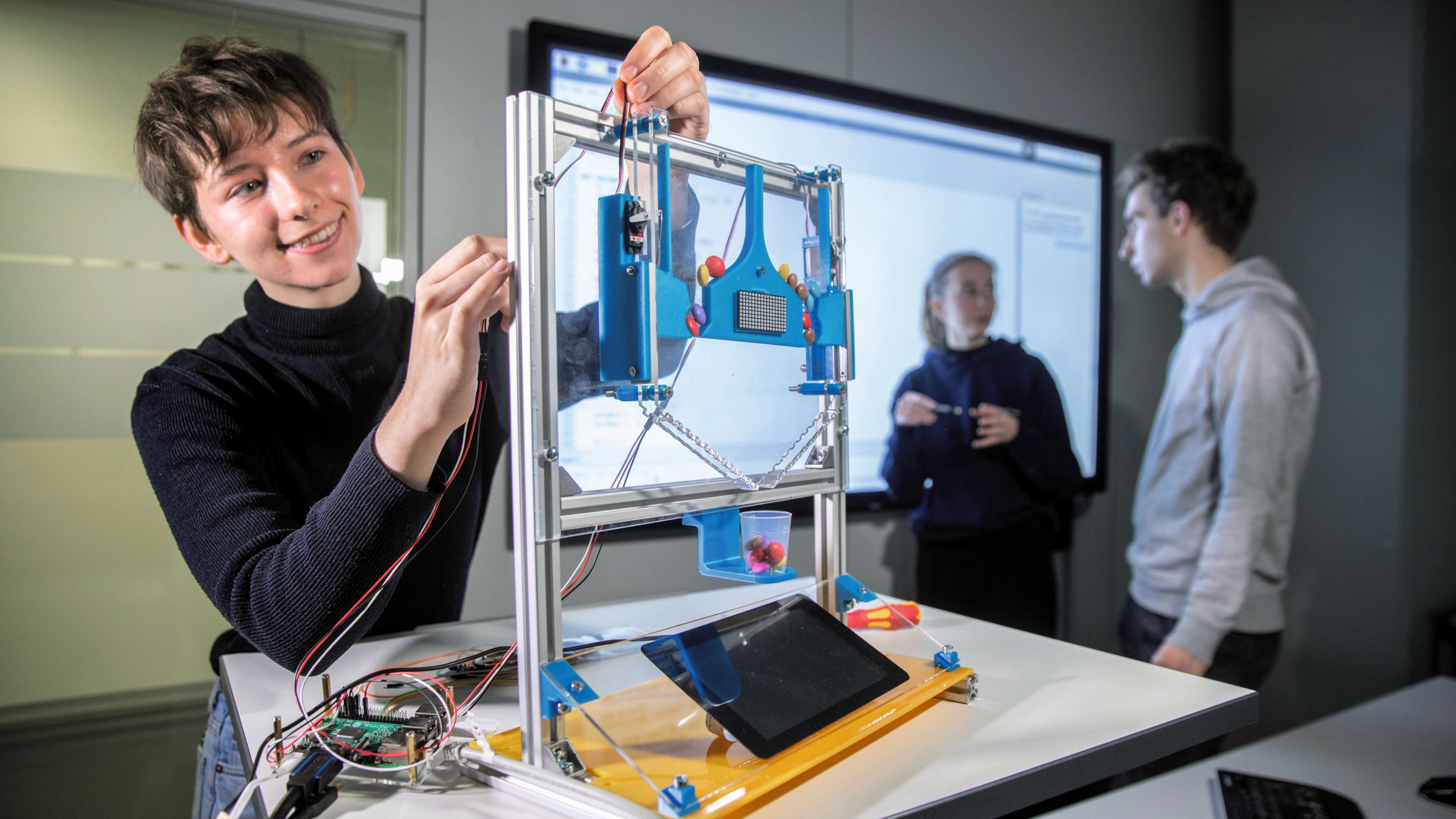 MedTech Bio Studentin arbeitet am Prototyp ihres Projekts